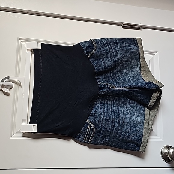 Liz Lange Maternity Midi Jean Shorts in Size Small EUC - Picture 2 of 6